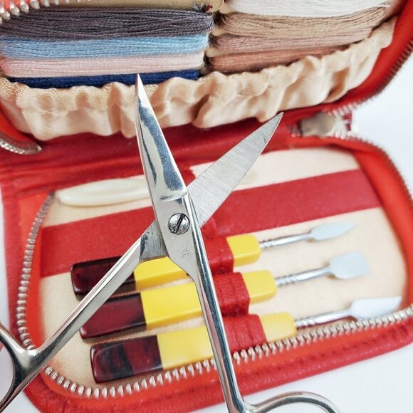 Sewing Kit Mini Vintage Late 1950s Thread, Scissors, Case (Bakelite Tools?) - Picture 4 of 10